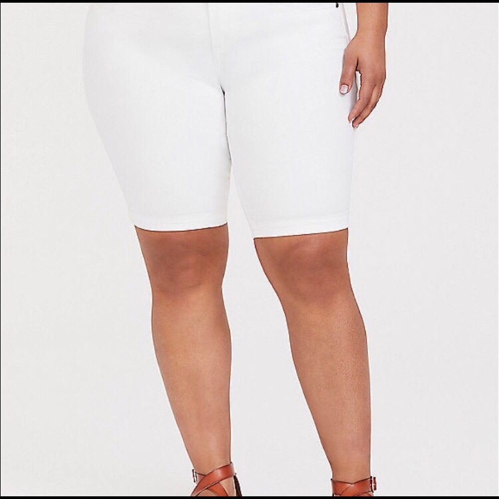 🔥 Torrid white Bermuda denim shorts
